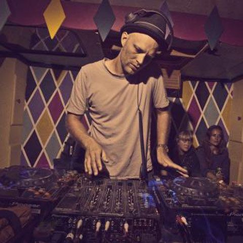 Busy Baby(Feat. Nina K) - Tomas Barfod