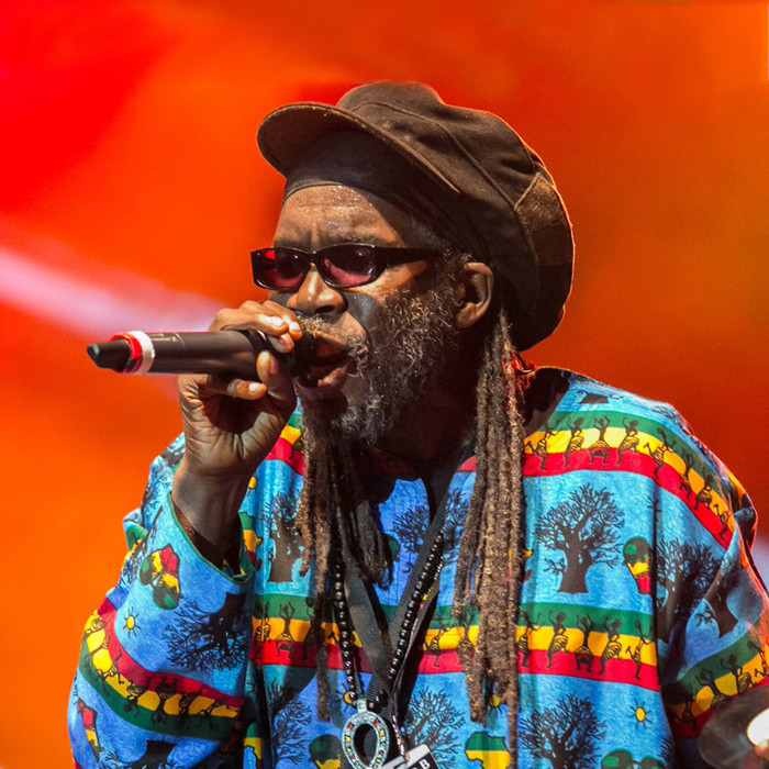 Beaucoup d'Amor - Macka B
