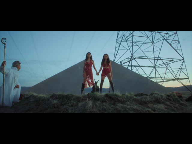 Charli xcx&Rina Sawayama《Beg For You(feat. Rina Sawayama)》